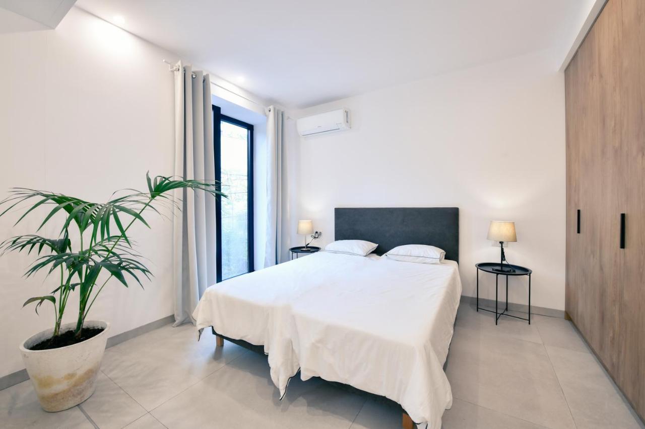 Collective Urban Villa In Тирана Екстериор снимка