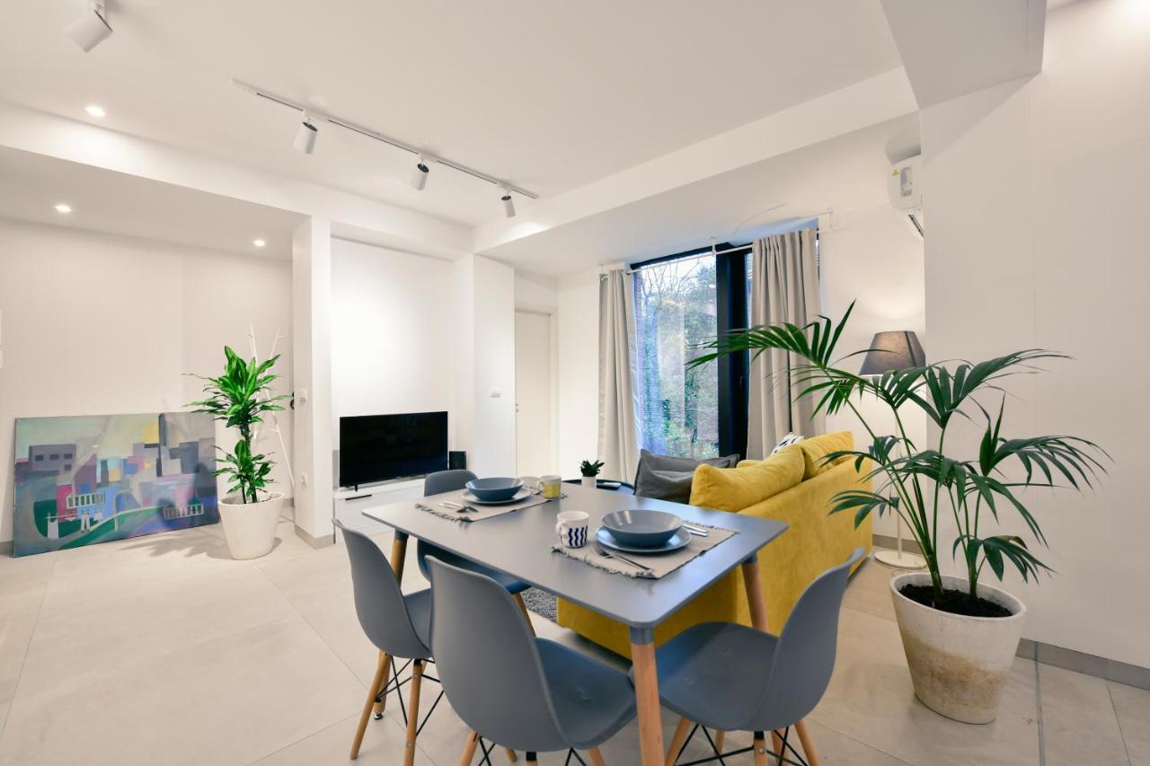 Collective Urban Villa In Тирана Екстериор снимка