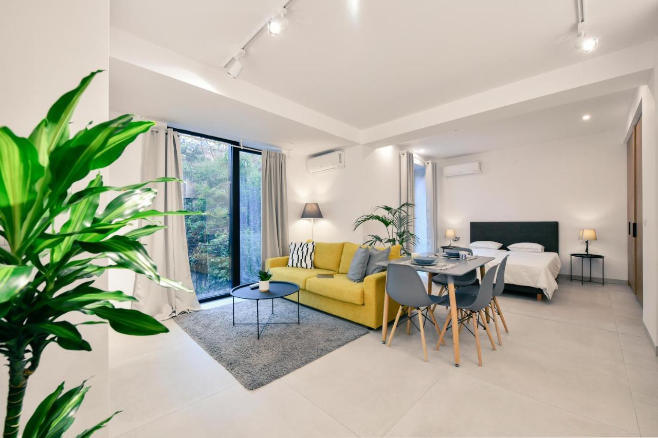 Collective Urban Villa In Тирана Екстериор снимка